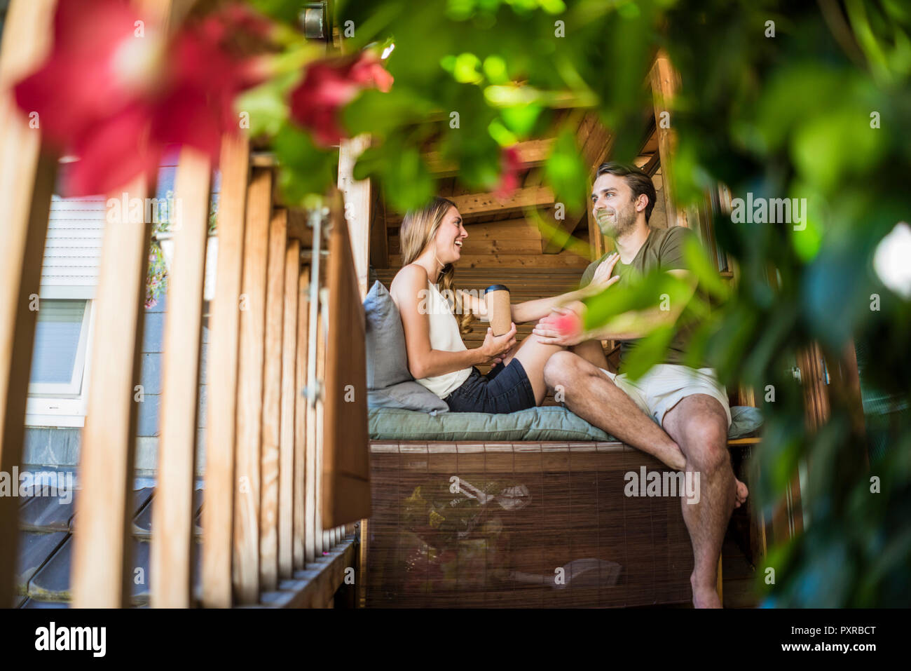 Glückliches Paar Entspannen auf dem Balkon Stockfoto