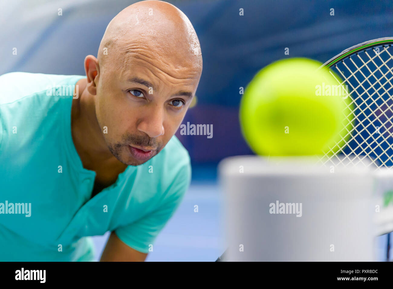 Tennis Player Tennis ball auf Net Stockfoto
