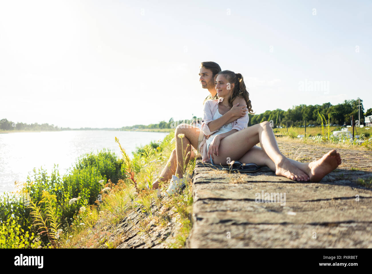 Paar entspannende am Flußufer im Sommer Stockfoto