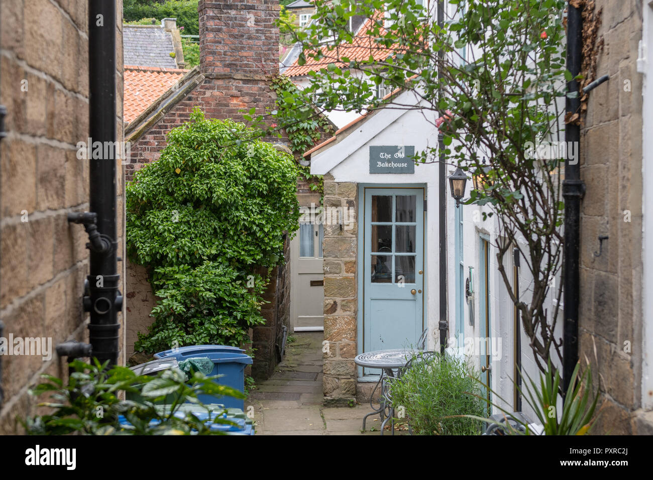 Einer ruhigen Gasse in einem Wohnviertel, Robin Hood's Bay, Yorkshire, Großbritannien Stockfoto