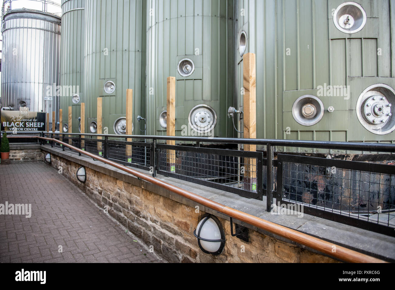 Lagertanks Linie der Eingang zum Schwarzen Schaf Brauerei Besucherzentrum im Masham, Yorkshire, Großbritannien Stockfoto