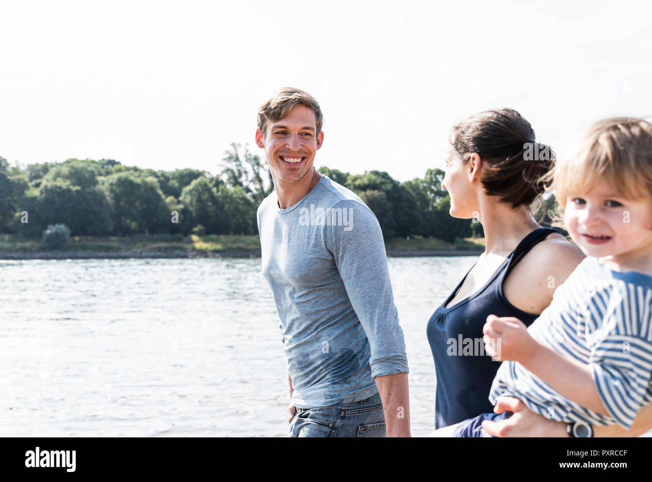 Happy Family wandern im Riverside an einem schönen Sommertag Stockfoto