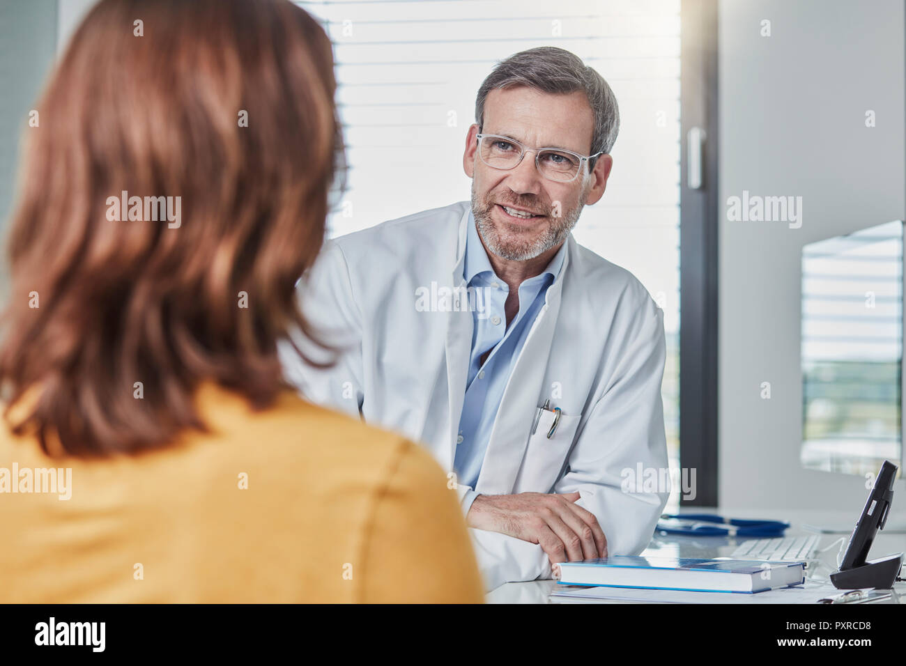 Physician an patient -Fotos und -Bildmaterial in hoher Auflösung – Alamy