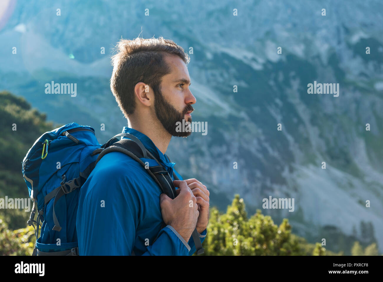 Österreich, Tirol, Wanderer mit Rucksack wandern in den Bergen Stockfoto