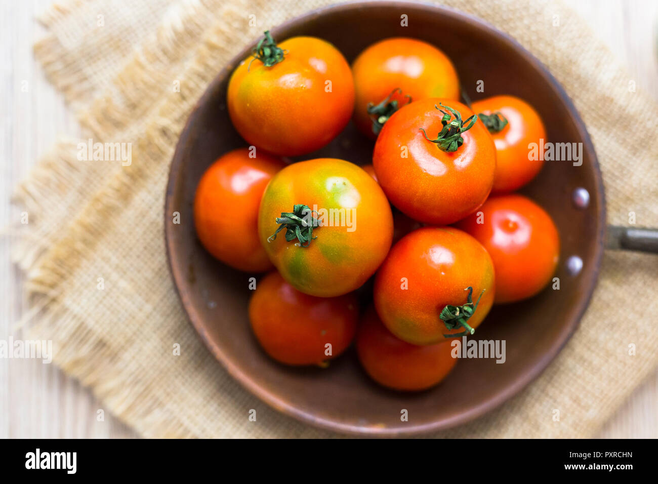 Frische Tomaten in Pan, Ansicht von oben Stockfoto