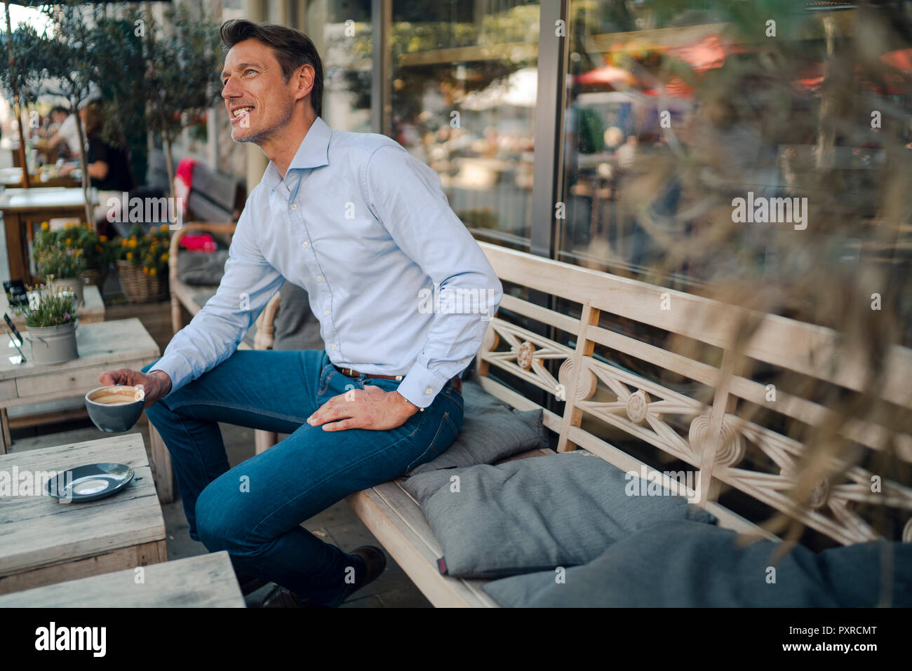 Reifen Geschäftsmann im Café sitzen, Kaffee trinken Stockfoto