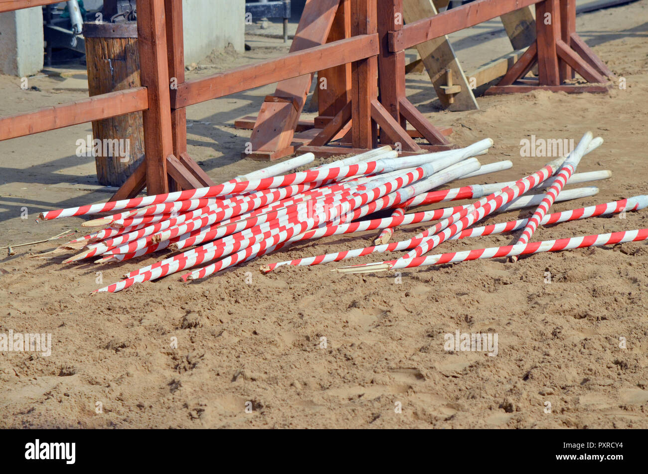 Gebrochene Holz- stangen liegen auf dem Sand der Arena nach der ritterlichen Turnier. Natürliche Materialien sind für die moderne Rekonstruktion historischer verwendet Stockfoto
