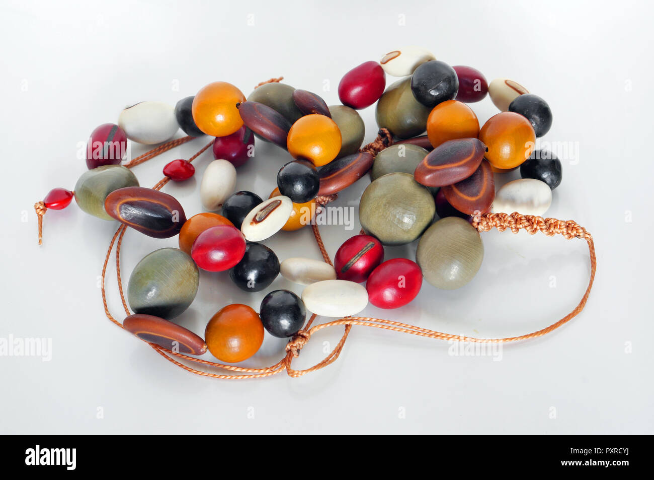Hausgemachte weiblichen Perlen sind von Multi-farbigen glatt polierte Steine und Glas. Weißer Hintergrund Stockfoto