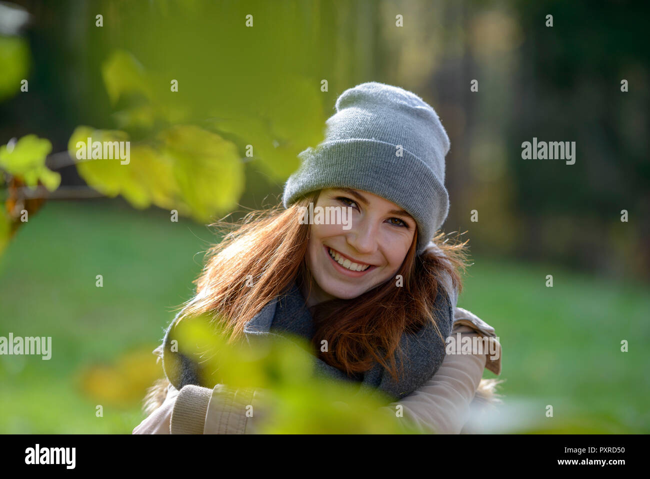 Portrait von lächelnden Teenager im herbstlichen Wald Stockfoto