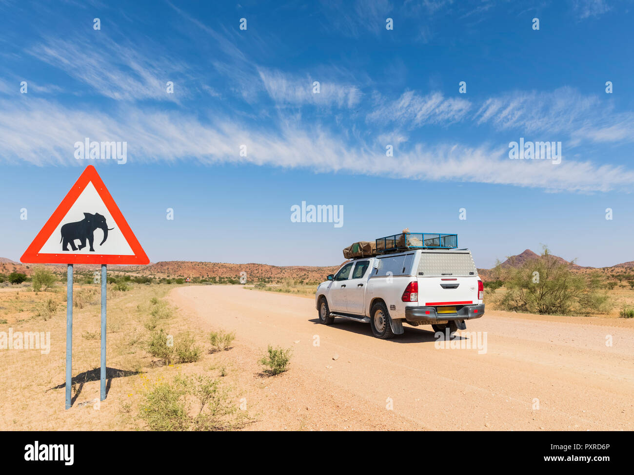 Namibia, Erongo Region, Off-Road-Fahrzeug auf Sand, Rotwild Kreuzung mit Elephant Stockfoto