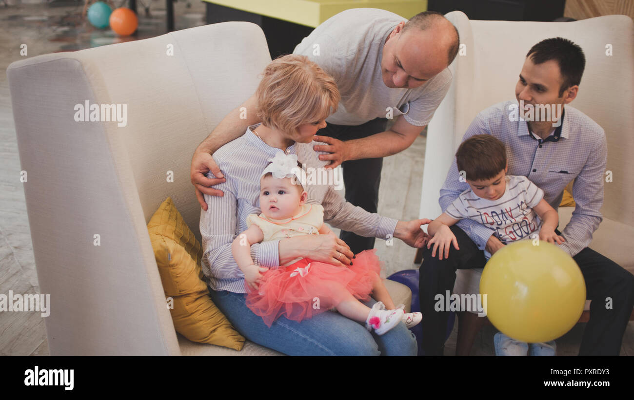 Abendessen mit der Familie. Familie empfängt Gäste, festliche Treffen. Drei Generationen, Eltern, Kindern und Enkelkindern, Familie Sitzung Stockfoto