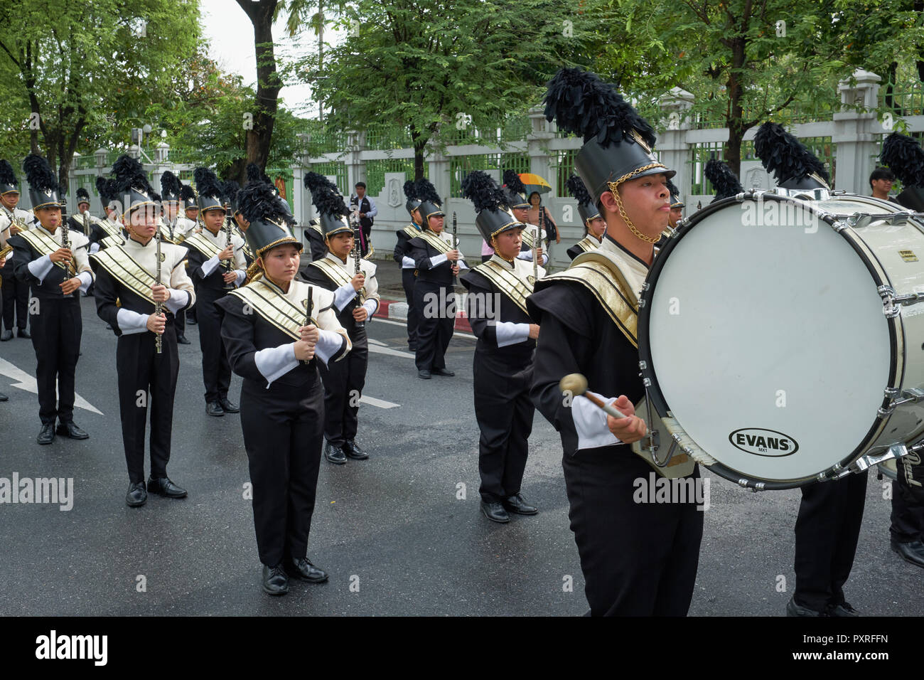 Eine Universität marching band in Bangkok, Thailand, anlässlich der Chulalongkorn Tag, ehrt ehemaligen König Chulalongkorn auf seinen Tod Jubiläum Stockfoto