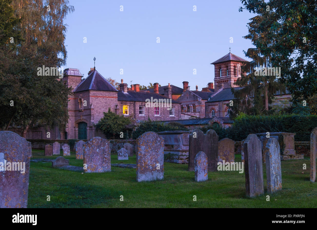 Die Alte Halle in Ostbergholt wird als Gemeinschaft von Familien und Einzelpersonen geführt. Stockfoto