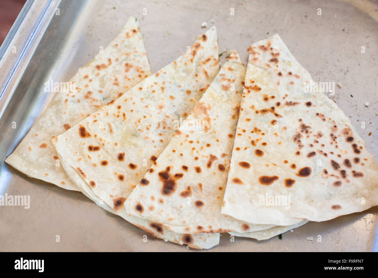 Pita Brot mit Quark und Grüns. Vorbereiten von traditionellen Brot auf den Markt. Stockfoto