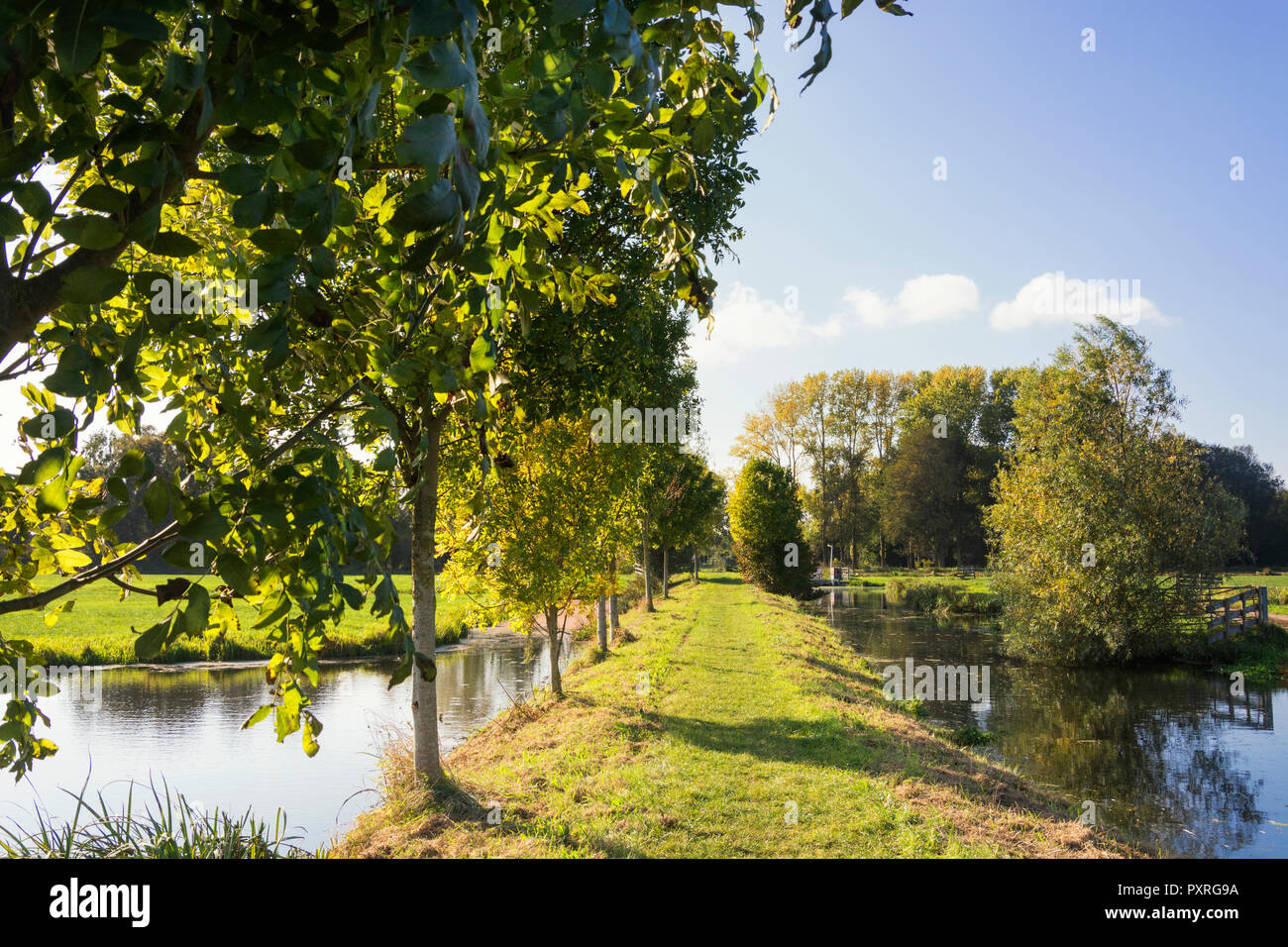 Blick auf einen Teil der Pelgrimspad, eine lange Distanz Weg/Pfad in den Niederlanden. Dieser Teil ist in der Nähe von Gouda Haastrecht en Stockfoto