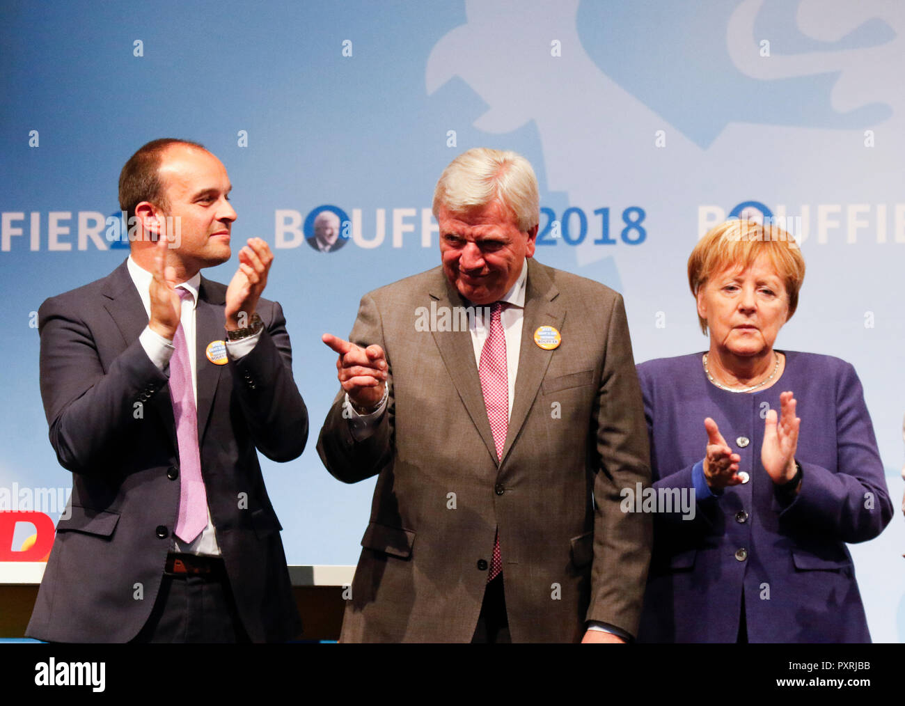 Dieburg, Deutschland. 23. Oktober 2018. Kommunalwahl Kandidat Lutz Kohler, Volker Bouffier, der Ministerpräsident des deutschen Bundeslandes Hessen, und Angela Merkel, die Kanzlerin von Deutschland, sind bei der Wahl zu sammeln von links nach rechts. Die deutsche Bundeskanzlerin Angela Merkel besuchte eine politische Kundgebung ihrer CDU in Dieburg vor der bevorstehenden Landtagswahl in Hessen. Mit weniger als eine Woche bis zur Wahl gehen, die CDU ist immer noch die Umfragen, aber Gas verloren mehr als 10% im Vergleich zu den letzten Wahlen. Stockfoto