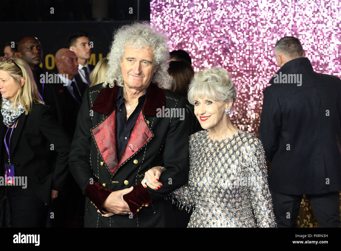 London, Großbritannien. 23. Oktober, 2018. Brian May, Anita Dobson, Bohemian Rhapsody - Weltpremiere, SSE Arena, Wembley, London, UK, 23. Oktober 2018, Foto von Richard Goldschmidt Credit: Rich Gold/Alamy leben Nachrichten Stockfoto