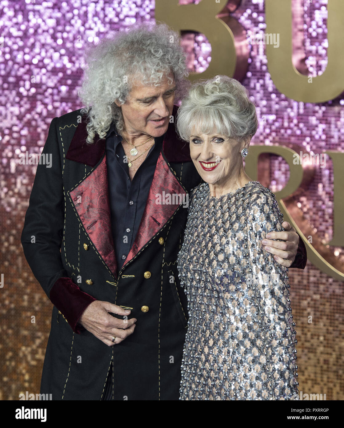 London, Großbritannien. 23 Okt, 2018. Brian May und Anita Dobson besucht die Weltpremiere von 'Bohemian Rhapsody' an SSE Wembley Arena. Credit: Gary Mitchell/SOPA Images/ZUMA Draht/Alamy leben Nachrichten Stockfoto