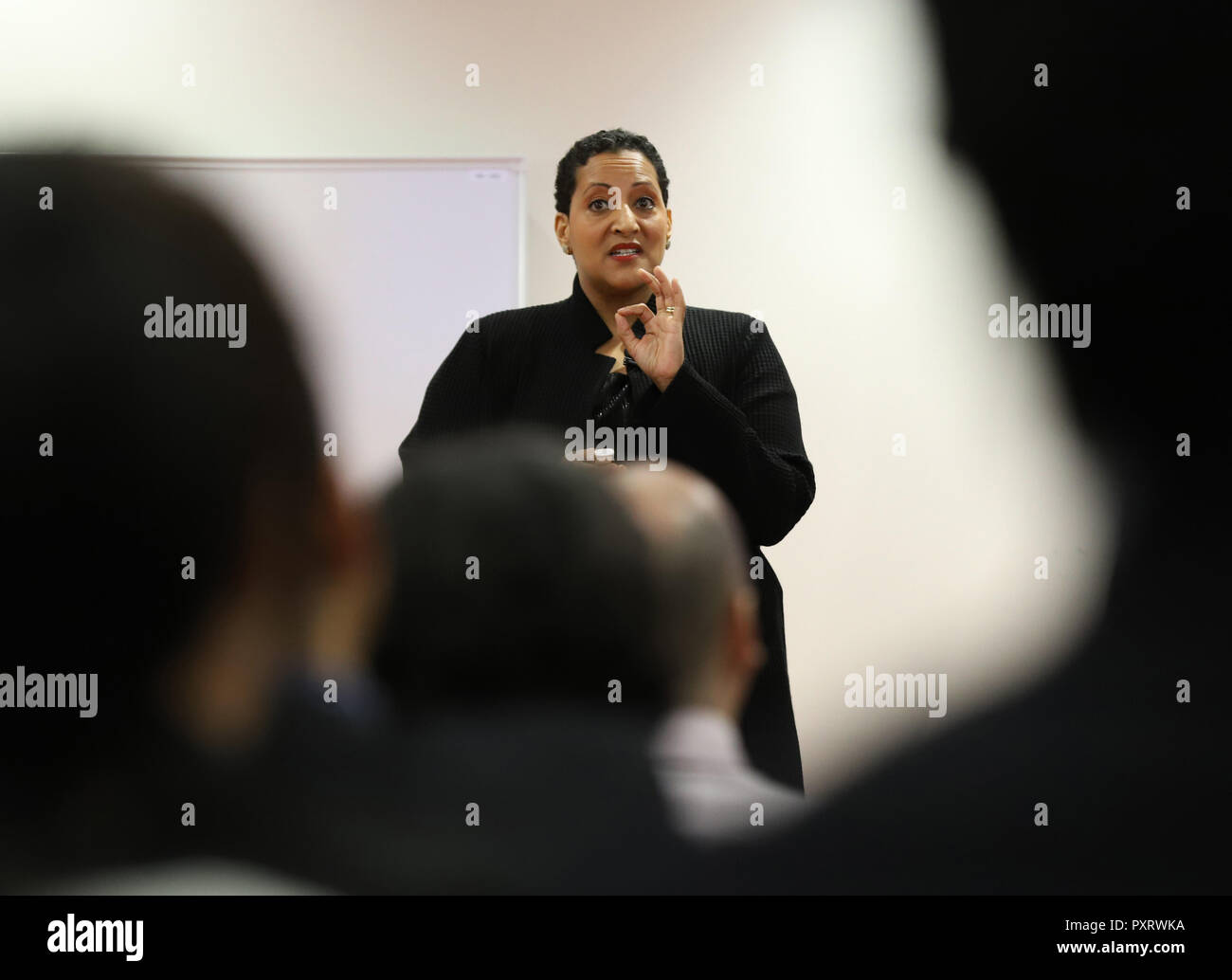 Tokio, Japan - Tsedal Neeley von der Harvard Business School hält einen Vortrag über Sprache und Globalisierung zu Japans e-commerce Riese Rakuten Mitarbeiter bei Rakuten Sitz in Tokio am Mittwoch, 24. Oktober 2018, als sie ein Buch "Die Sprache der weltweite Erfolg veröffentlicht. 24 Okt, 2018. Wie eine gemeinsame Sprache verwandelt multinationale Organisation' in Englisch und Japanisch. Englisch ist die offizielle Sprache in Rakuten vor einigen Jahren angenommen. Credit: Yoshio Tsunoda/LBA/Alamy leben Nachrichten Stockfoto Tokio, Japan - Tsedal Neeley von der Harvard Business School hält einen Vortrag über Sprache und Globalisierung zu Japans e-commerce Riese Rakuten Mitarbeiter bei Rakuten Sitz in Tokio am Mittwoch, 24. Oktober 2018, als sie ein Buch "Die Sprache der weltweite Erfolg veröffentlicht. 24 Okt, 2018. Wie eine gemeinsame Sprache verwandelt multinationale Organisation' in Englisch und Japanisch. Englisch ist die offizielle Sprache in Rakuten vor einigen Jahren angenommen. Credit: Yoshio Tsunoda/LBA/Alamy leben Nachrichten Stockfoto