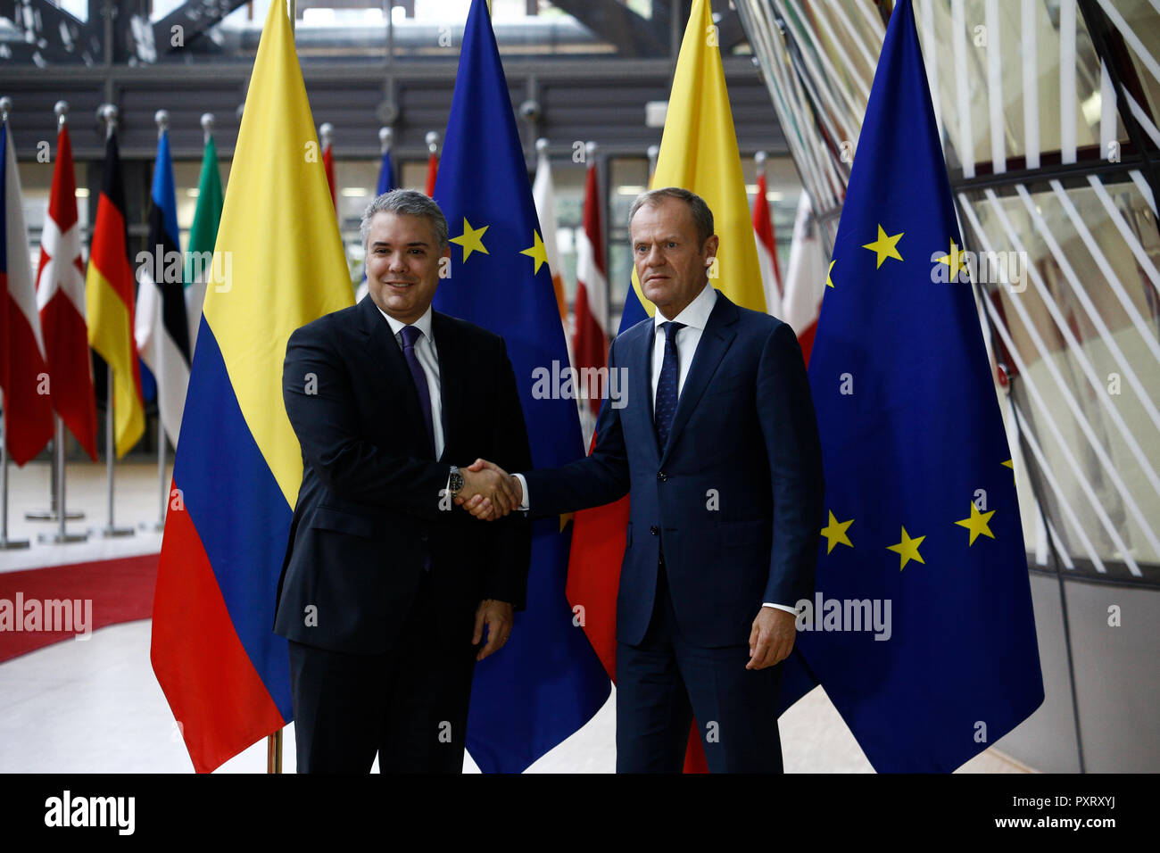 Brüssel, Belgien. 24. Oktober, 2018. Donald Tusk, der Präsident des Europäischen Rates begrüßt die kolumbianische Präsident Ivan Duque Marquez auf Europäischer Rat Sitz. Alexandros Michailidis/Alamy leben Nachrichten Stockfoto