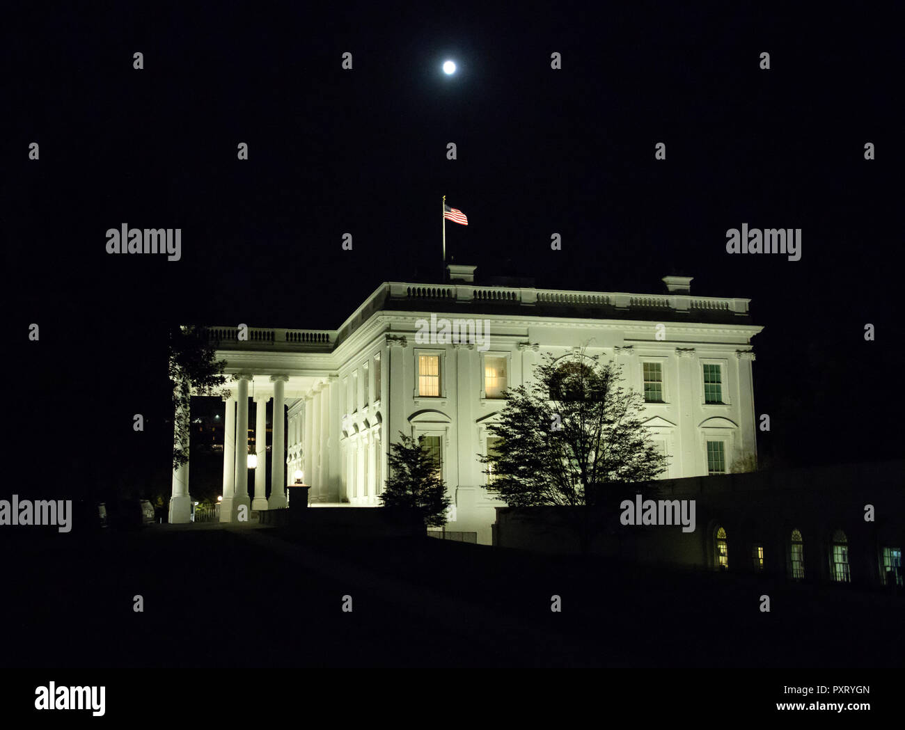 Washington, Vereinigte Staaten von Amerika. 23 Okt, 2018. Vollmond über dem Weißen Haus aus dem Westen Einfahrt des Weißen Hauses in Washington, DC am Dienstag, 23. Oktober 2018. Credit: Ron Sachs/CNP | Verwendung der weltweiten Kredit: dpa/Alamy leben Nachrichten Stockfoto