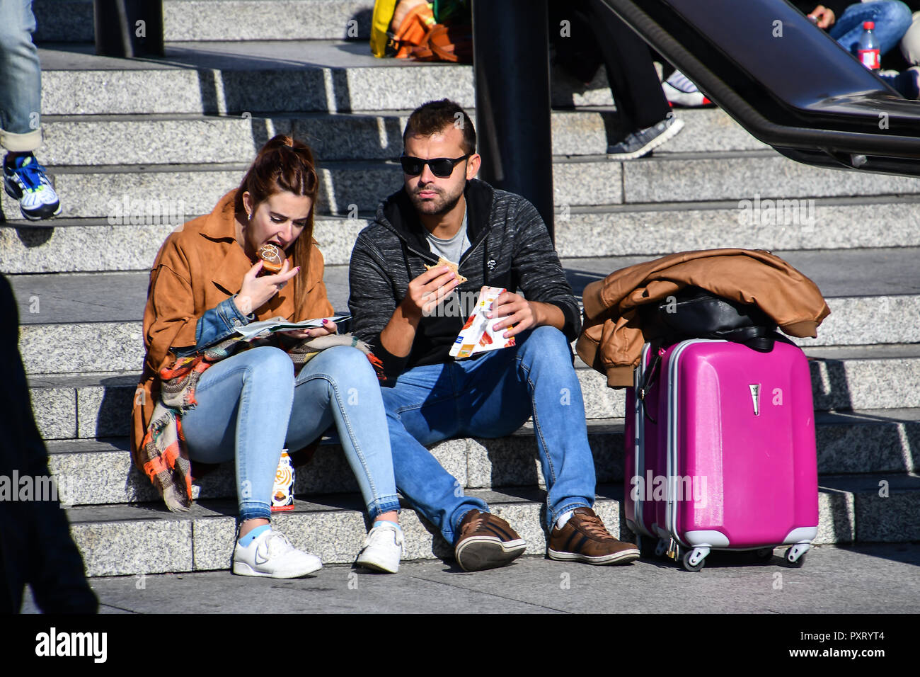 Trafalgar Square in London. 24. Okt 2018. UK Wetter: Touristen und Ausflügler Herbst und Sonnenschein auf dem Trafalgar Square, London, Großbritannien, 24. Oktober 2018 Bild Capital/Alamy leben Nachrichten Stockfoto