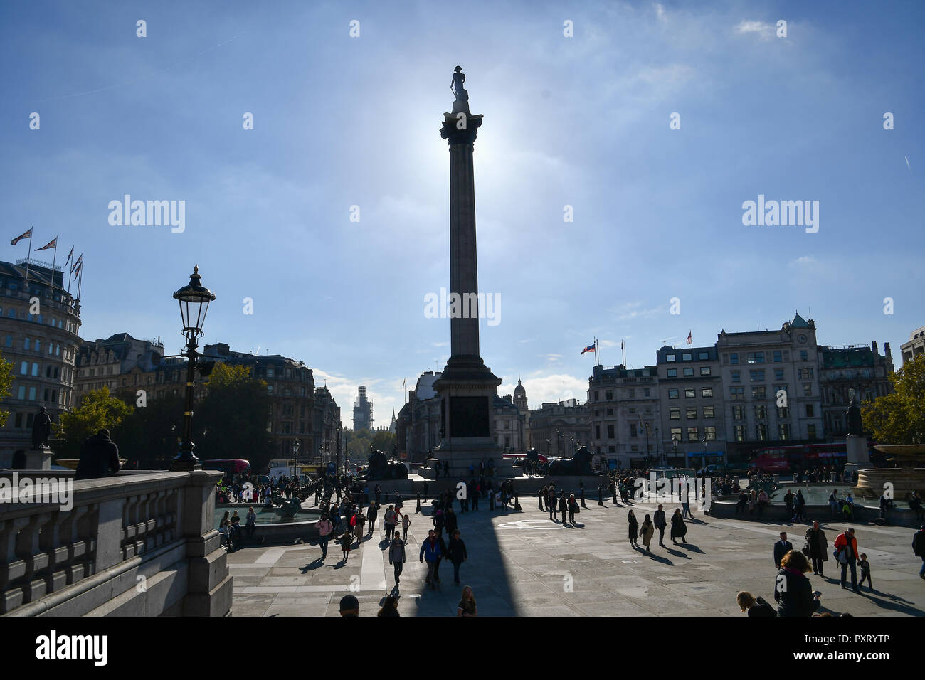 Trafalgar Square in London. 24. Okt 2018. UK Wetter: Touristen und Ausflügler Herbst und Sonnenschein auf dem Trafalgar Square, London, Großbritannien, 24. Oktober 2018 Bild Capital/Alamy leben Nachrichten Stockfoto