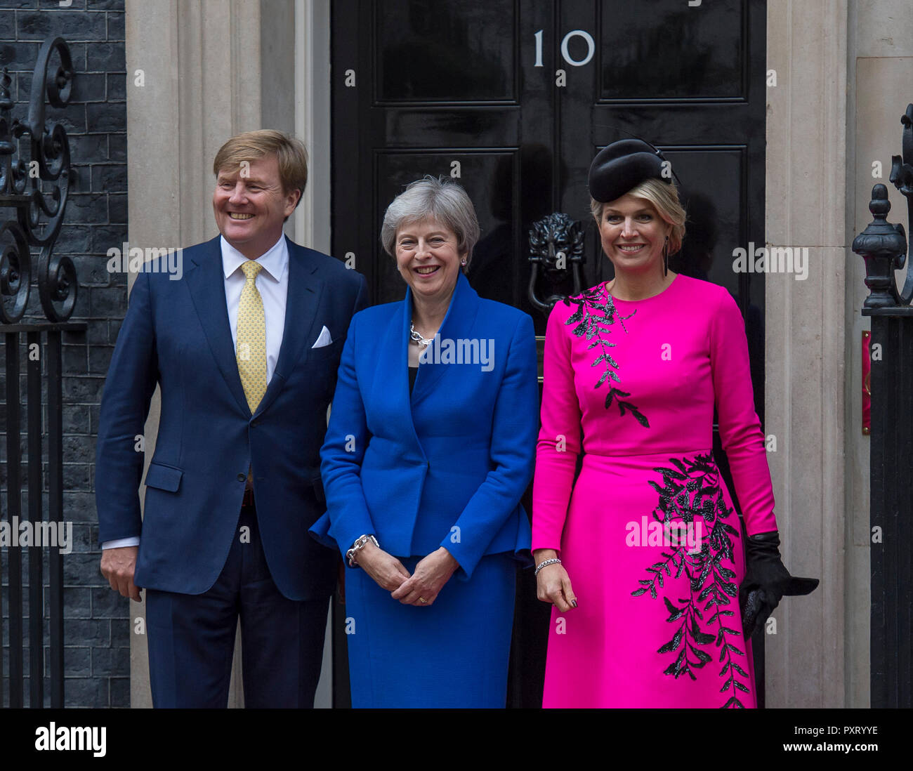 10 Downing Street, London, UK. 24. Oktober, 2018. König Willem Alexander und Königin Maxima der Niederlande kommen in Downing Street von British PM Theresa May während ihrer zweitägigen Staatsbesuch erfüllt werden. Credit: Malcolm Park/Alamy Leben Nachrichten. Stockfoto