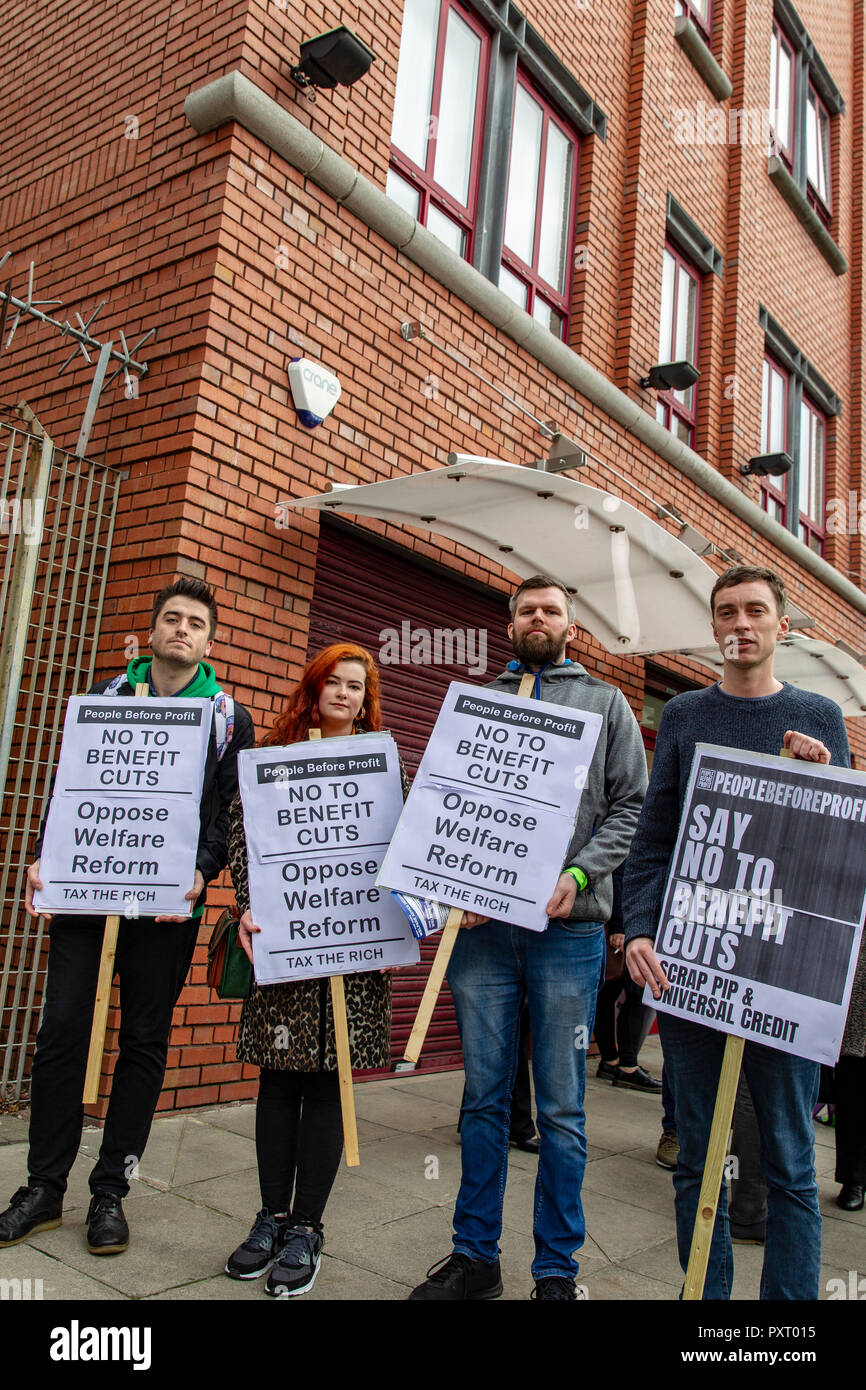 Bettwäsche Hall Street, Belfast, UK, 24. Oktober 2018. Gerry Carrol, Fiona Nic Fhearghais, Matthew Collins von Menschen vor Profit zusammen mit Mitgliedern der Sinn Fein und Unison Gewerkschaftsvertreter gehalten, einen Protest außerhalb der Hauptstadt Büros in Belfast City Centre gegen Angriff auf die Schwächsten in der Gesellschaft, die im Namen der Wohlfahrt". Agnes Frazier aus Tar Isteach sagt Rechte-basierte wohlfahrtsmodell nicht Tory Sparmaßnahmen erforderlich. Credit: Bonzo/Alamy leben Nachrichten Stockfoto