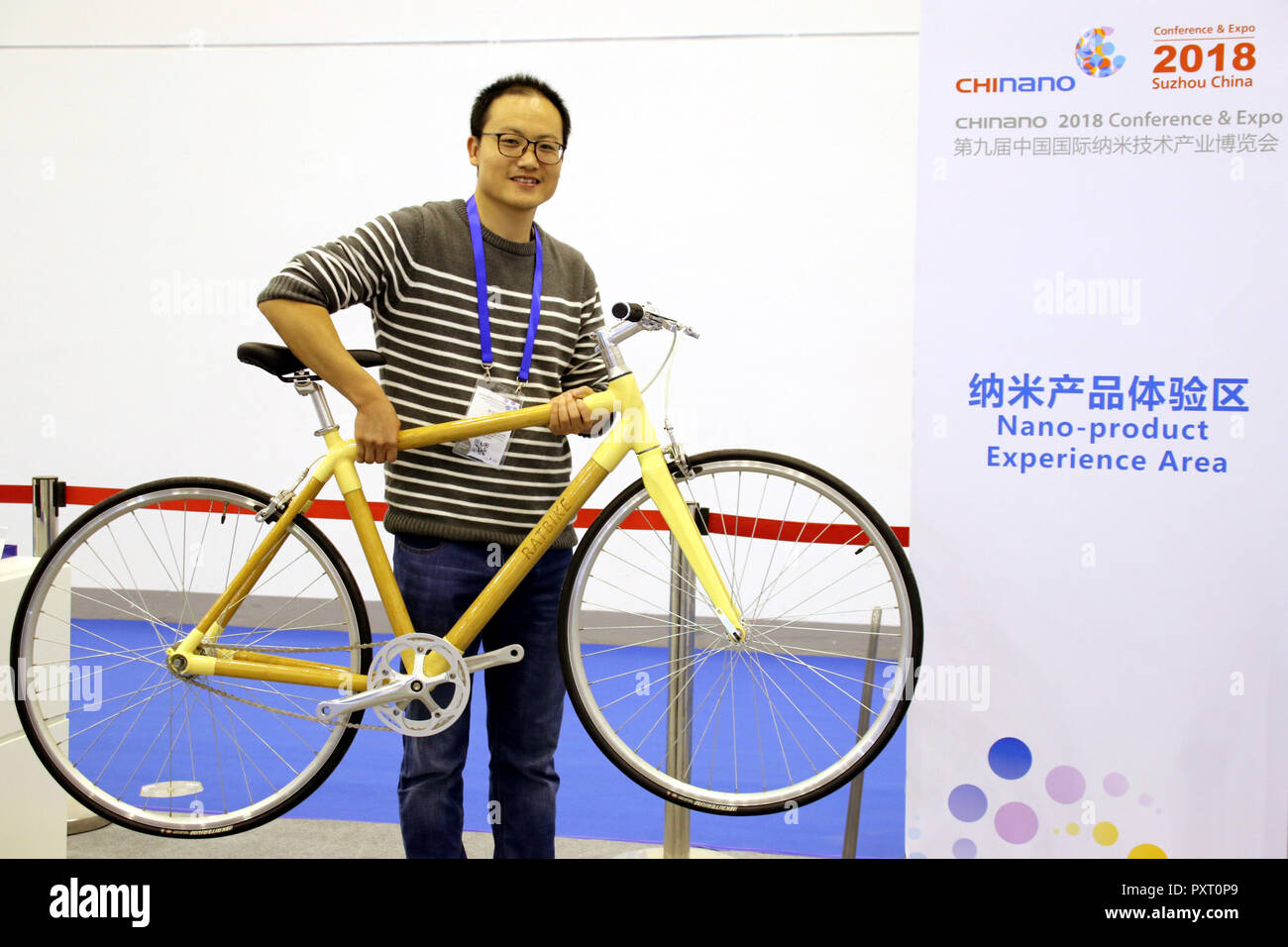 Suzhou in der chinesischen Provinz Jiangsu. 24 Okt, 2018. Der Aussteller stellt ein Fahrrad von Nanomaterialien auf die 'CHInano 2018 Conference & Expo" in Suzhou International Expo Center in Suzhou, Osten Chinas in der Provinz Jiangsu, Okt. 24, 2018. Hier Mittwoch trat, die CHInano expo zog über 1.300 Aussteller und mehr als 1.800 Exponate in der Nanotechnologie in der Industrie. Credit: Wang Jiankang/Xinhua/Alamy leben Nachrichten Stockfoto