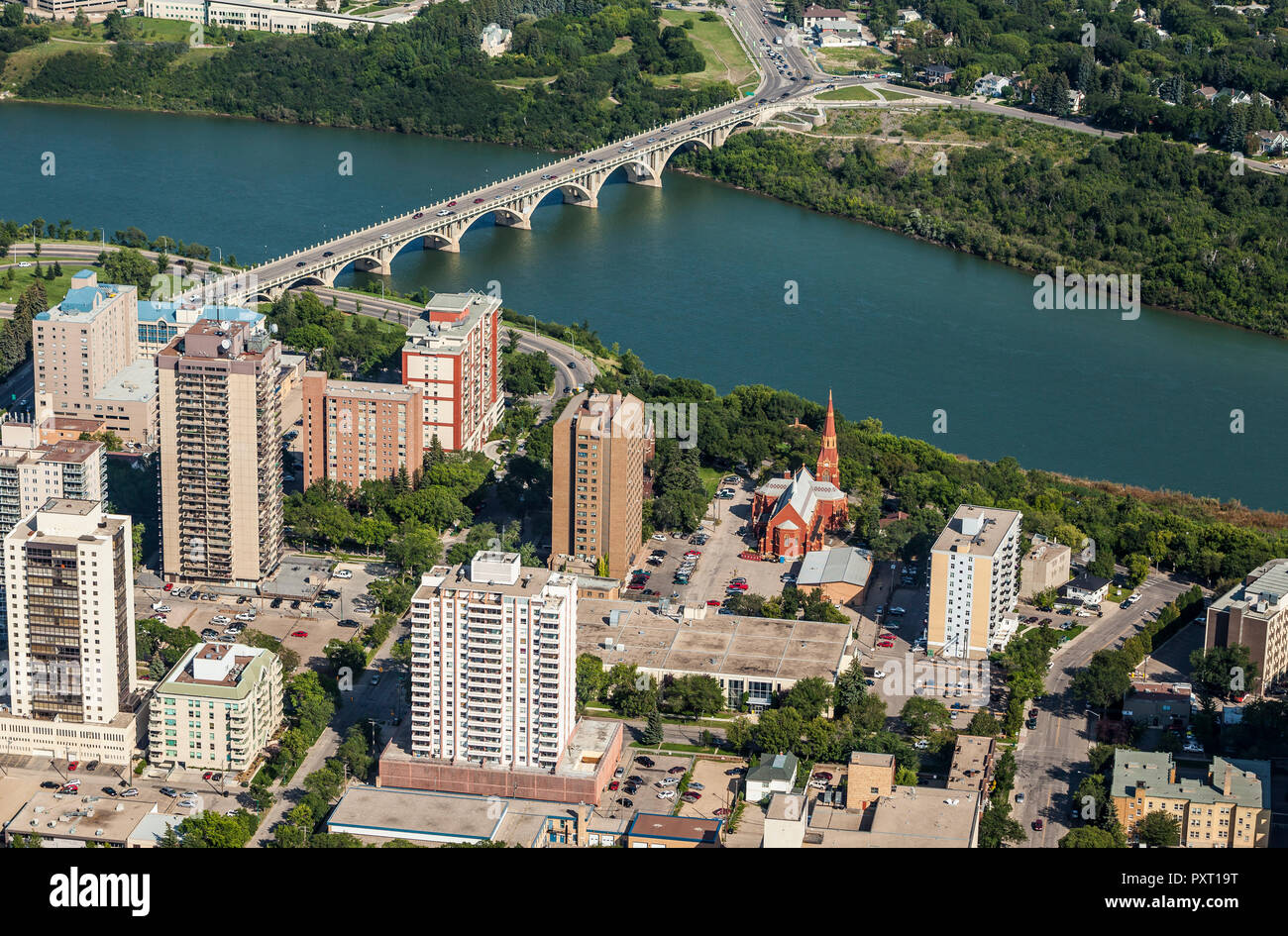 Luftaufnahme der Stadt Saskatoon und South Saskatchewan River. Stockfoto
