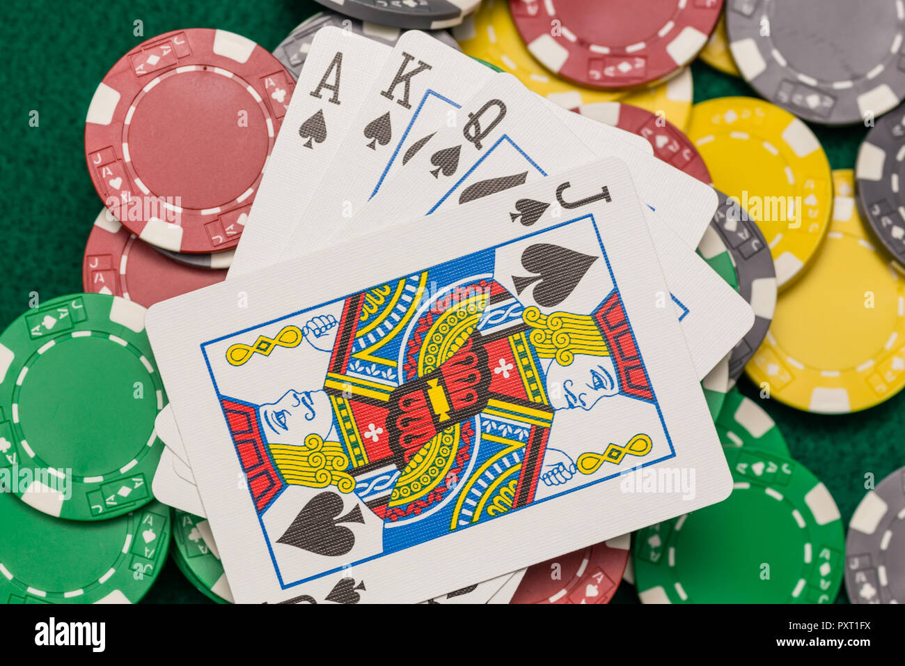 Ass, König, Dame, Bube pik Verlegung auf casino chips Stockfoto