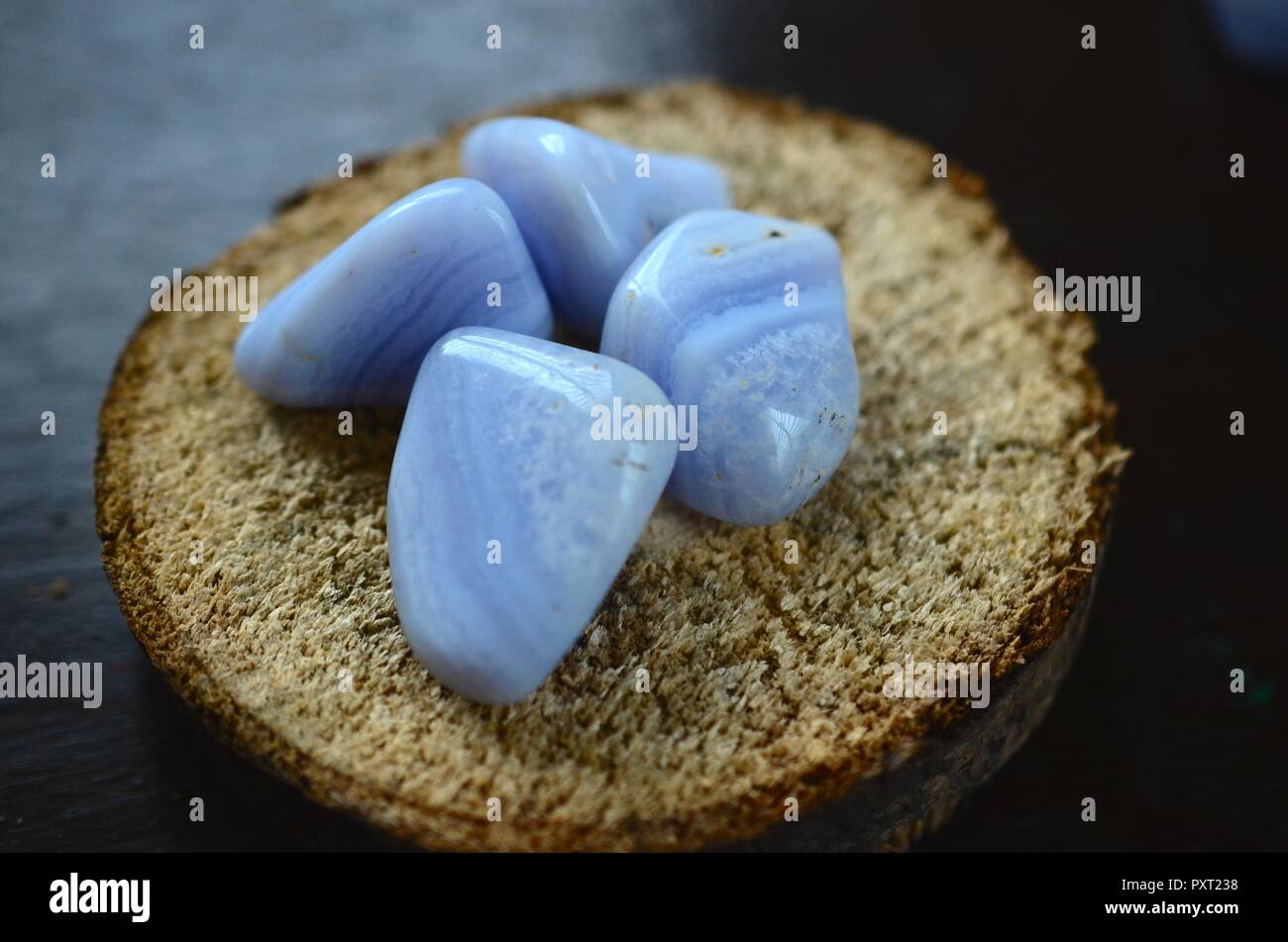 Blue Lace Achat Stone ideal für den Umgang mit Stress und Emotionen Tumbled Blue Lace Achat Komfort und Pflege Heilung reiki Kristall. Blauer Kristall. Stockfoto