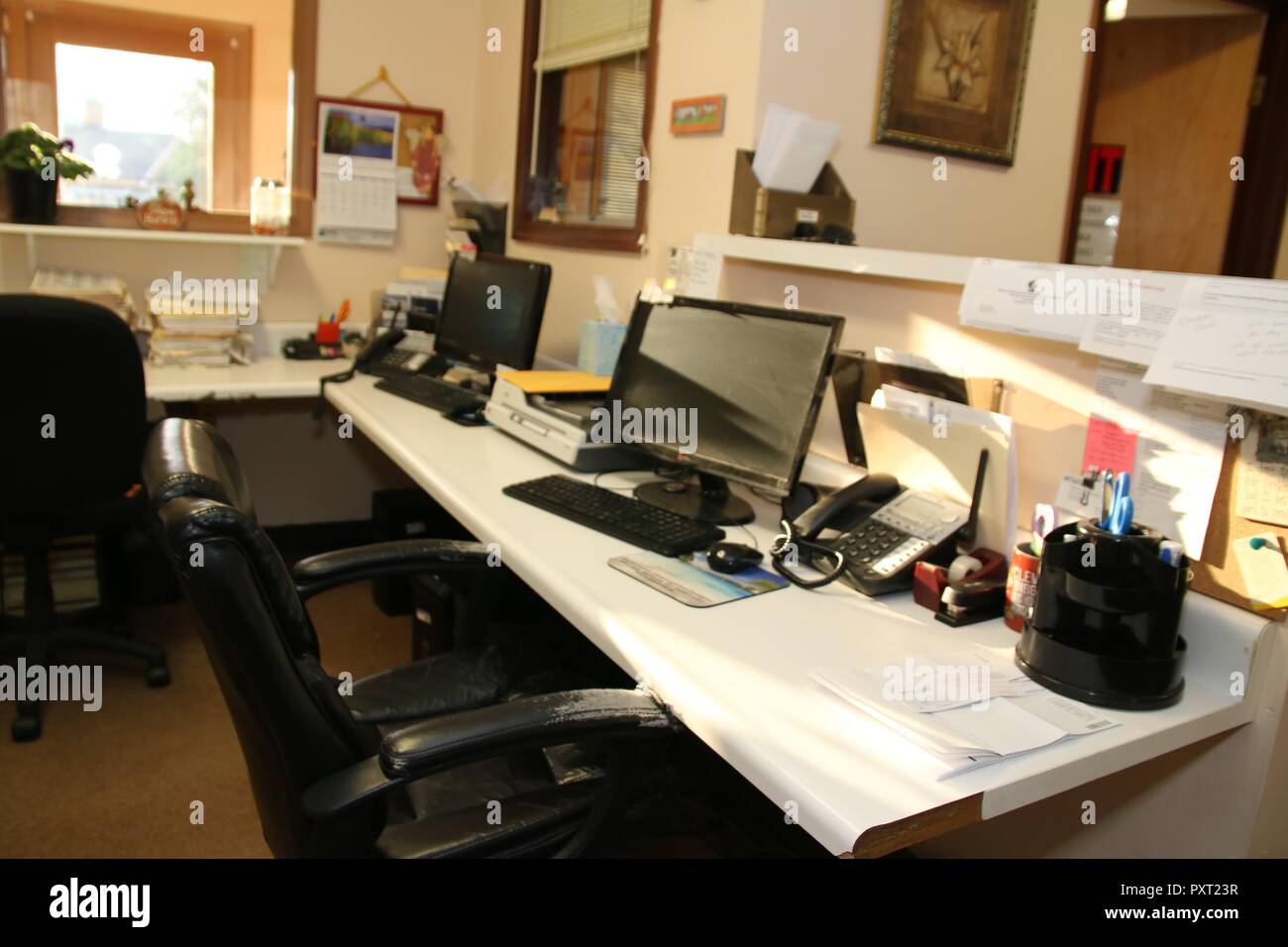 Den Arbeitsbereich im Büro ist ordentlich und sauber. Stockfoto