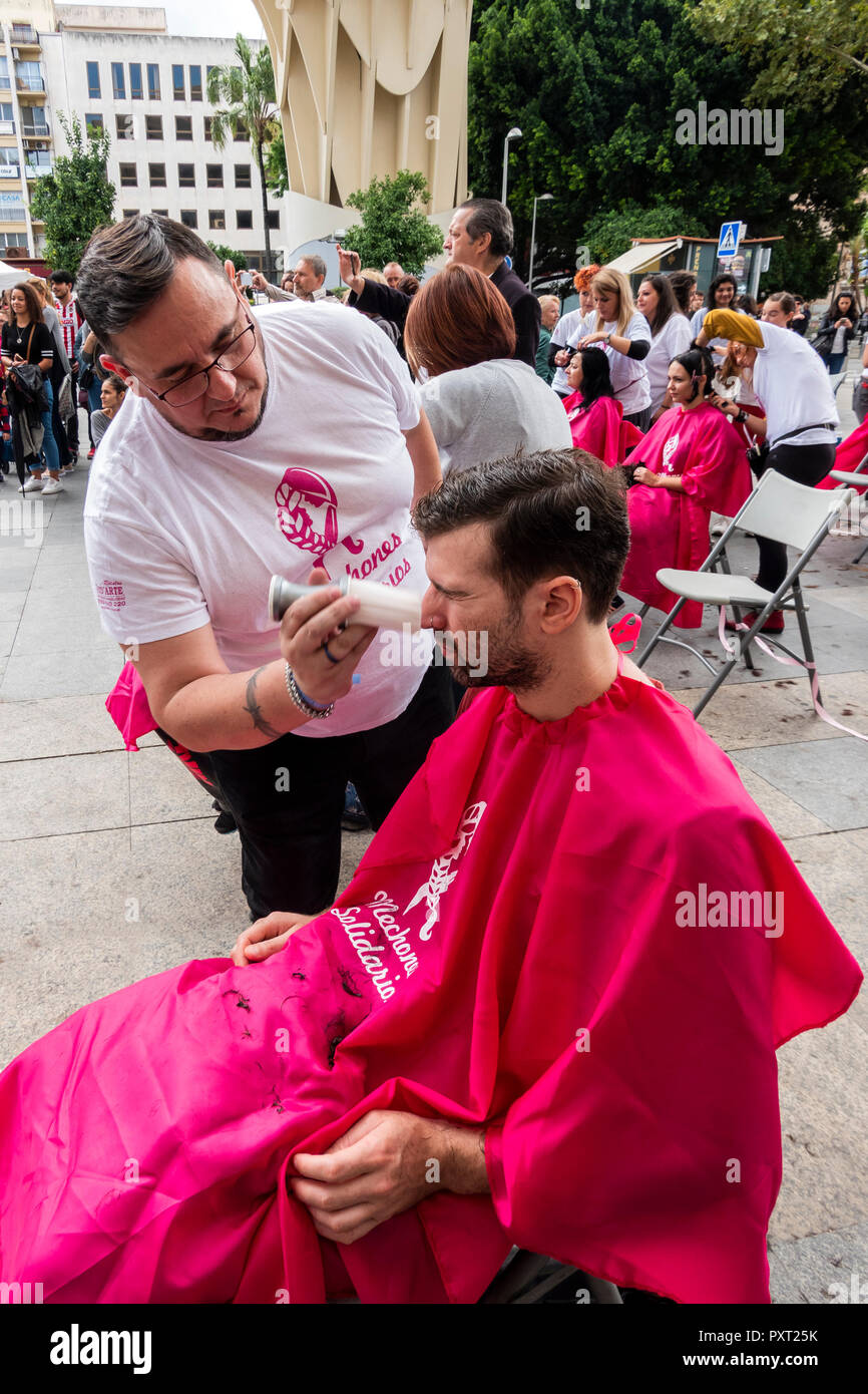 Friseur bürsten Haare von einem Mann Nase während des einen kostenlosen Haarschnitt Stockfoto