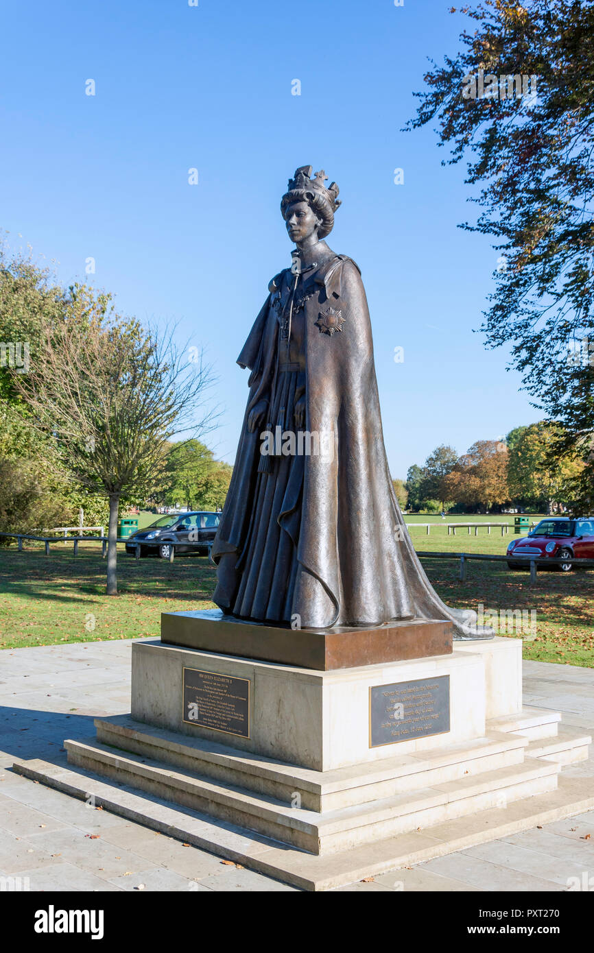 H.M.Elizabeth II Magna Carta Statue, Runnymede Pleasure Ground, Runnymede, Surrey, England, Vereinigtes Königreich Stockfoto