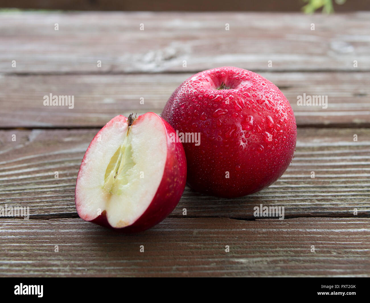 Rote Äpfel liegen auf dem Tisch. Stockfoto