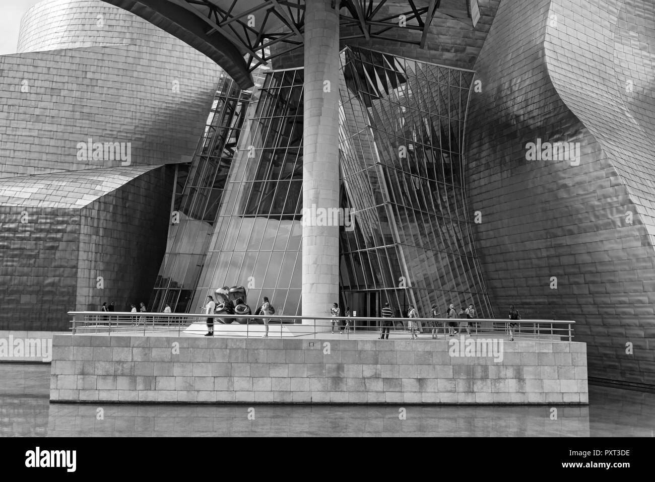 Ansicht des Guggenheim Museums in Schwarz und Weiß, Bilbao, Baskenland, Spanien. Stockfoto
