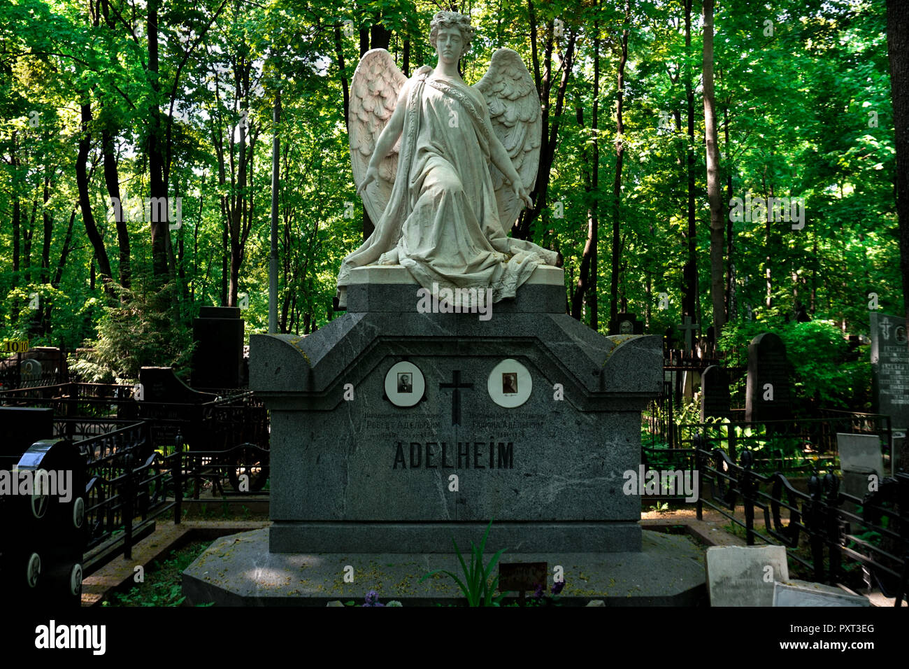 Moskau, Russland/Novodevichy Friedhof - 05.04.2018, weiße Marmorstatue Stockfoto