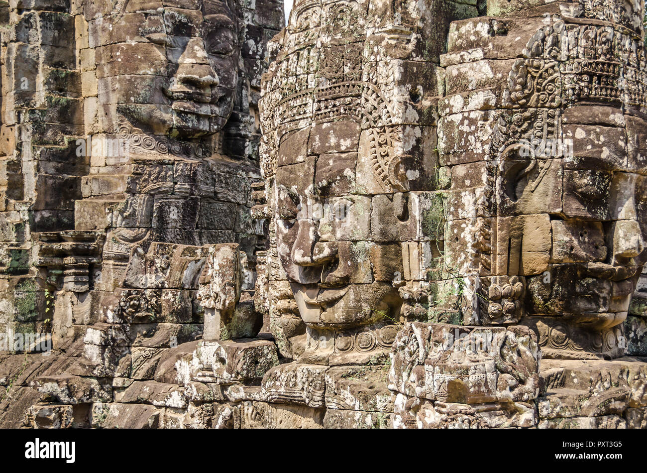 Berühmte lächelnden steinernen Gesichter der Bayon, eine reich verzierte Khmer und die einzige längst vergangene angkorianische Zustand Tempel in Angkor Thom in Kambodscha Stockfoto