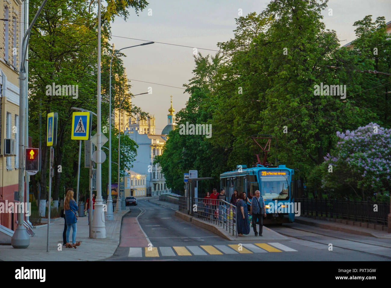 Moskau/Russland - 03.06.2018: Straßenbahn verlassen Sie den Bahnhof von Chistie Prudi (saubere Teiche) Stockfoto