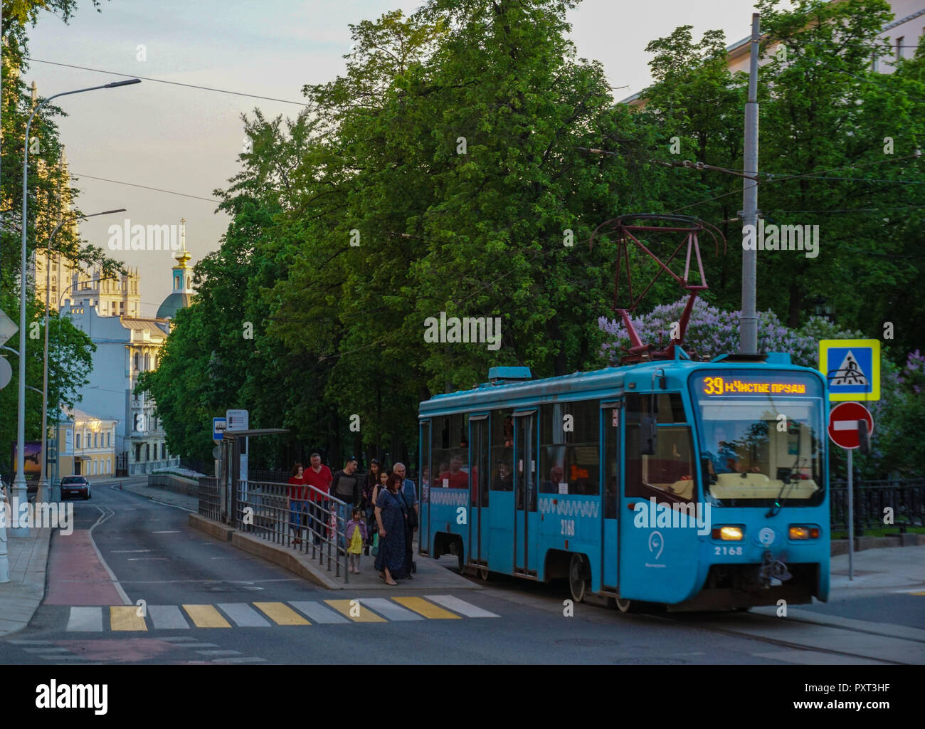 Moskau/Russland - 03.06.2018: Straßenbahn verlassen Sie den Bahnhof von Chistie Prudi (saubere Teiche) Stockfoto
