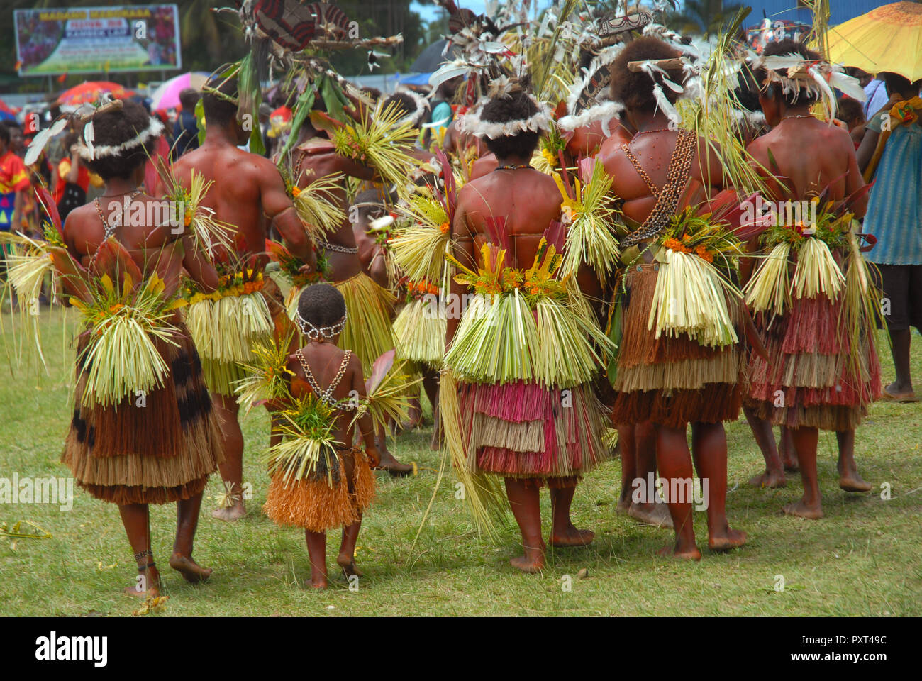 Bunt gekleidet und bemalt Männer und Frauen tanzen als Teil einer Sing Sing bei Madang, Papua-Neuguinea. Stockfoto