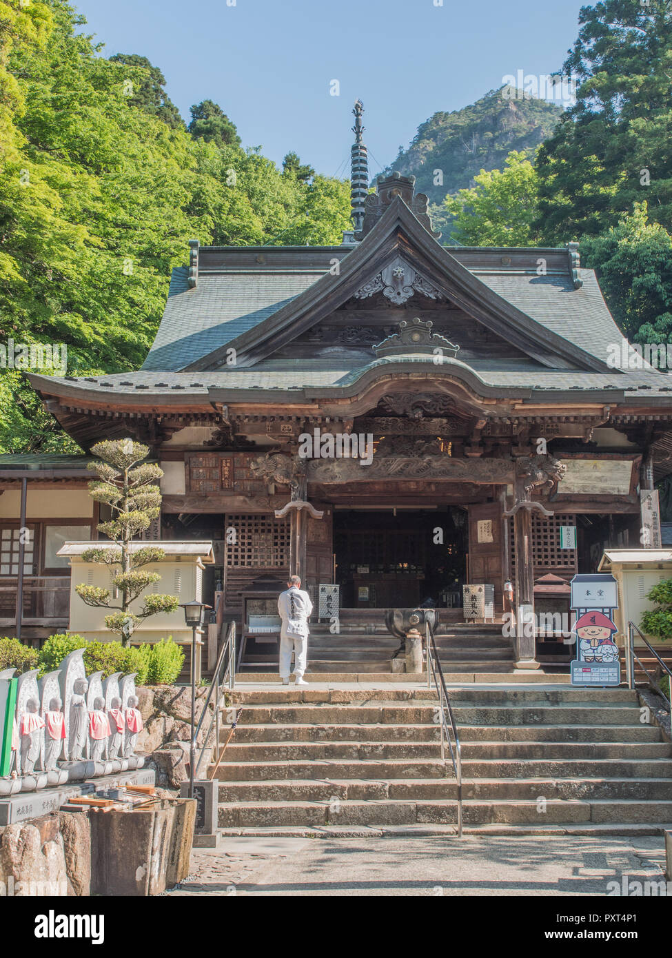 Henro Pilger beten, Hondo Hall, Okuboji Tempel 88, Shikoku 88 Tempel Wallfahrt, Kagawa, Japan Stockfoto