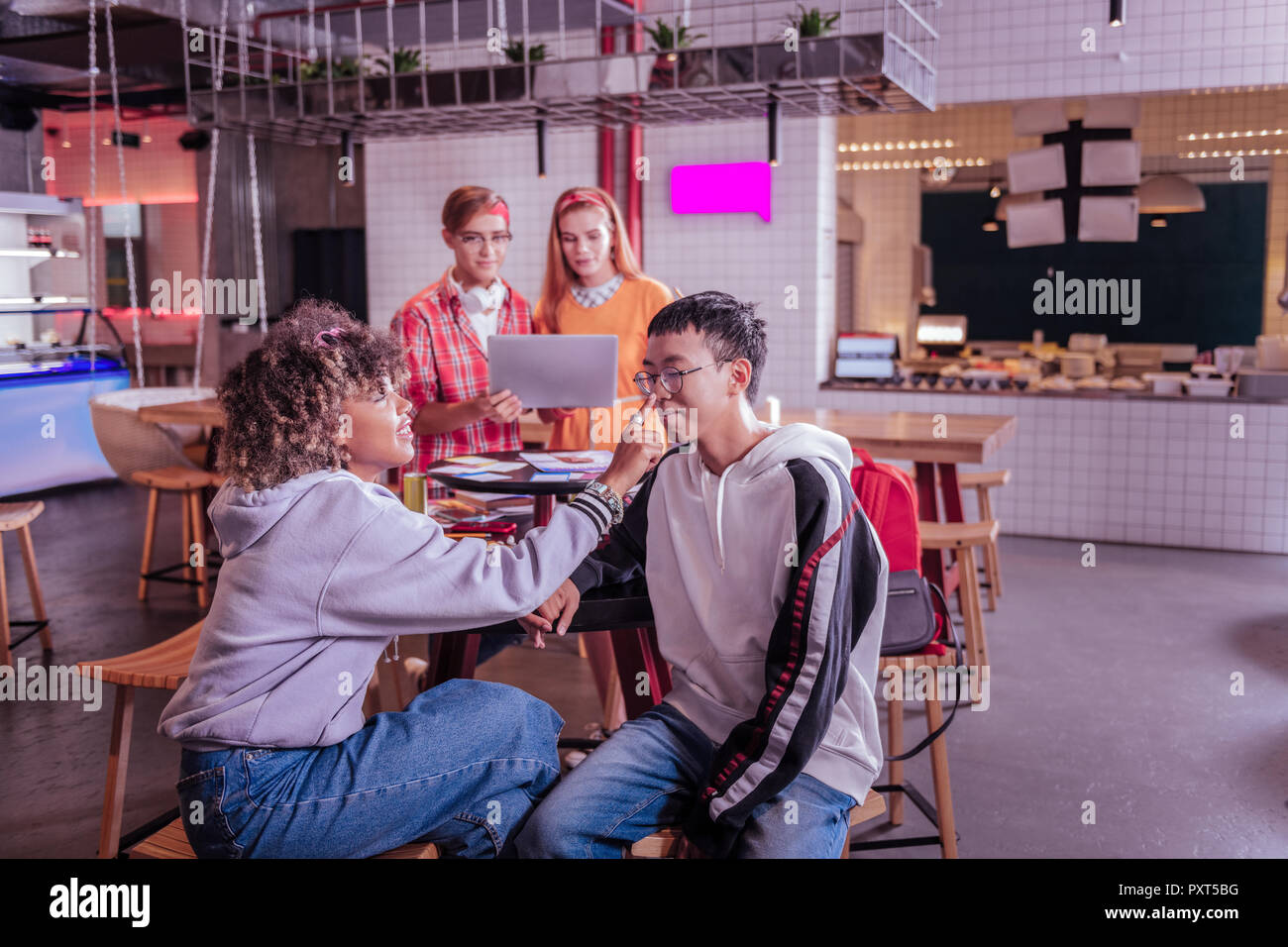 Freundliche internationale brunette Mädchen in Spielerische Stockfoto