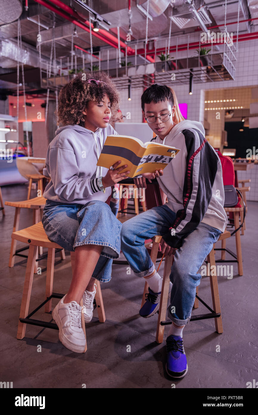 Schwerer internationaler Jugendlicher, tief in Gedanken versunken Stockfoto