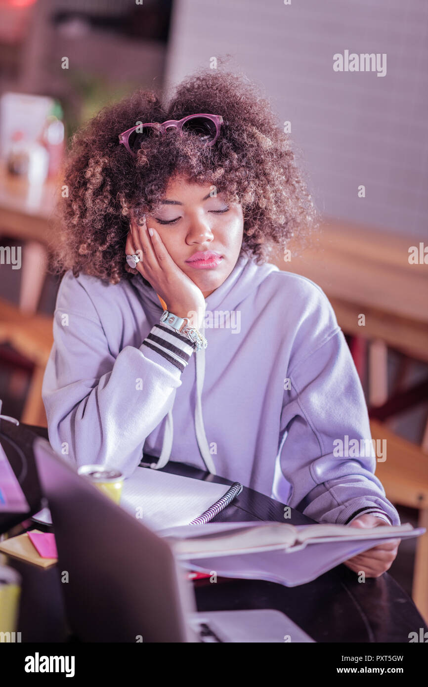 Schwere ausländische weibliche Person Prüfungsvorbereitung Stockfoto