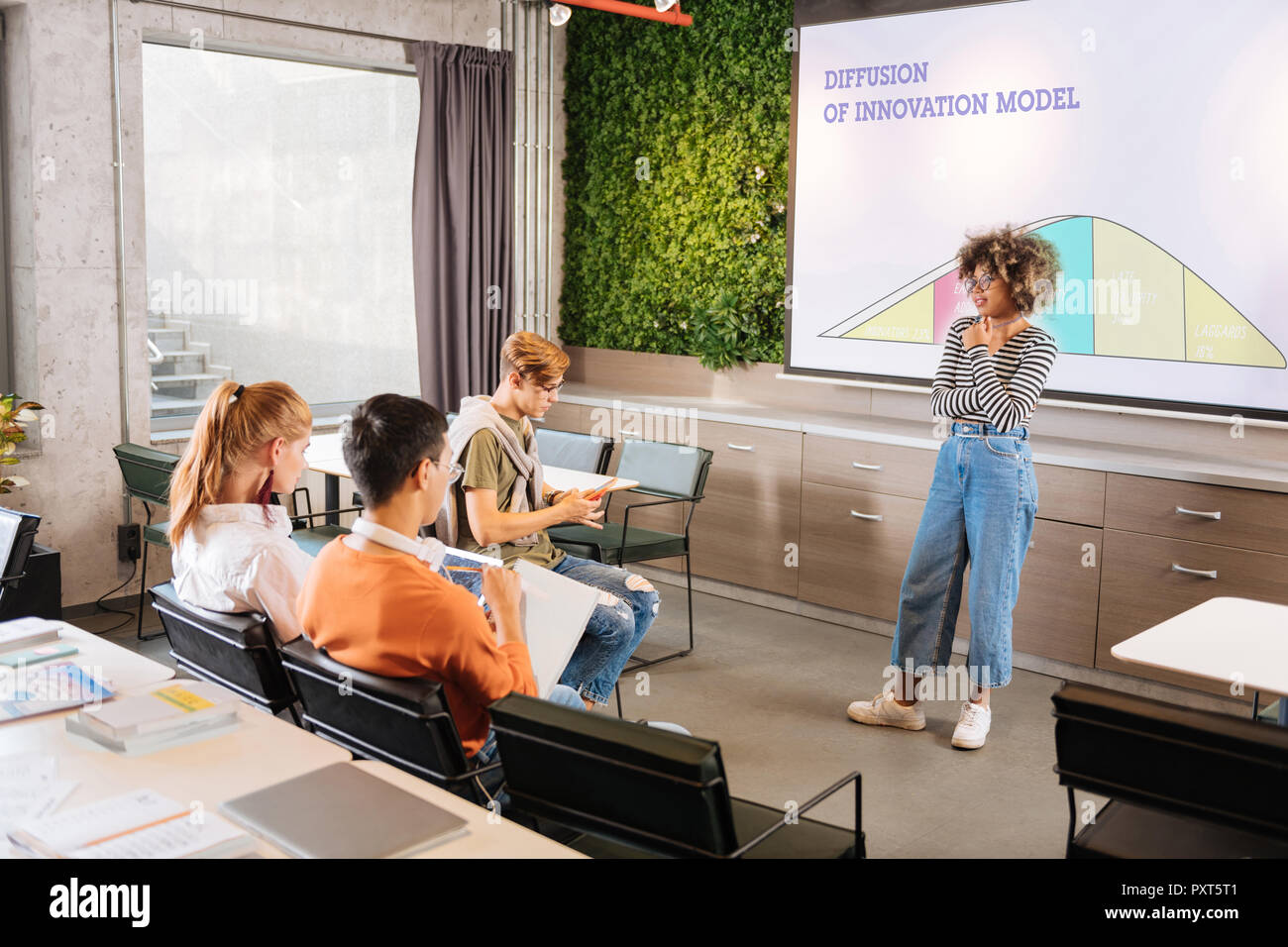 Gruppe aufmerksamen Studenten in ihrem Klassenzimmer sitzen Stockfoto