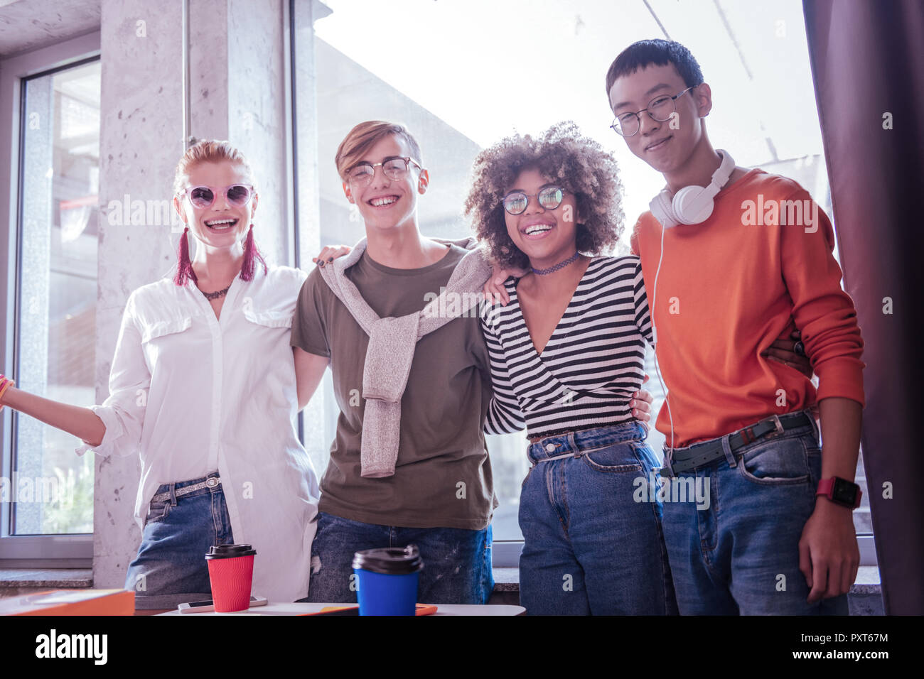 Freundliche internationale Freunde direkt von der Kamera Stockfoto