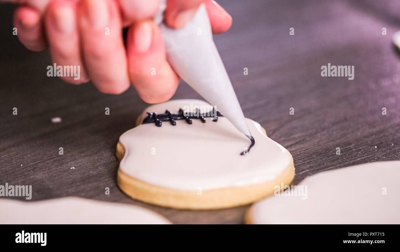 Schritt für Schritt. Dekorieren Sugar Skull Cookies mit anderen Farbe royal Vereisung. Stockfoto